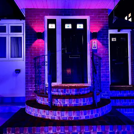 Luxury En-Suite 6 Bedroom House - West London